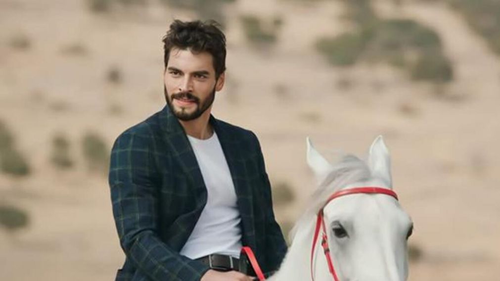 Akn Aknözü, el protagonistas de "Hercai", se mostró muy enamorado de su novia.