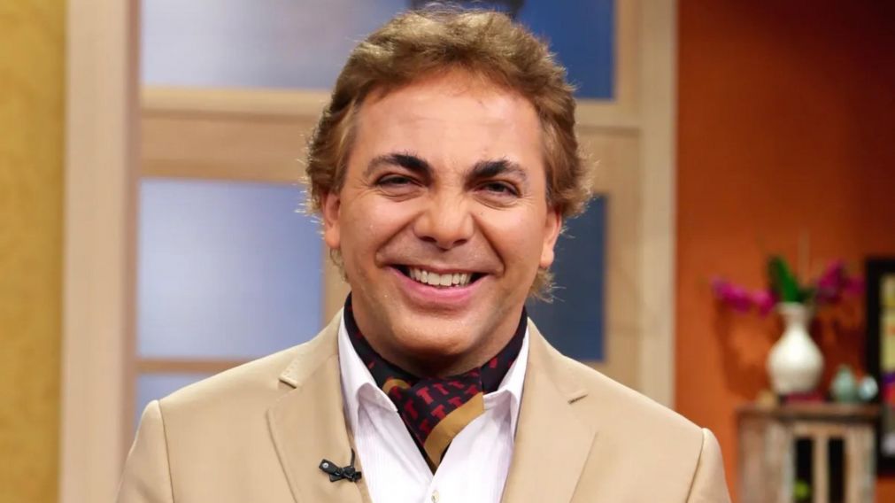 Cristian Castro lució un excéntrico look para el debut de "Canta conmigo ahora".
