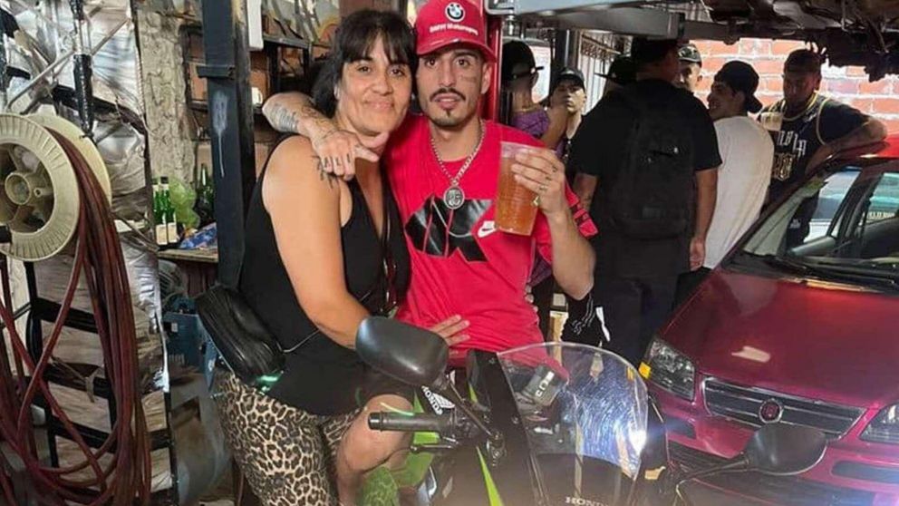 Vanesa Aranda, la mamá de "El Noba", junto a su hijo, quien actualmente está internado en grave estado en el Hospital El Cruce.