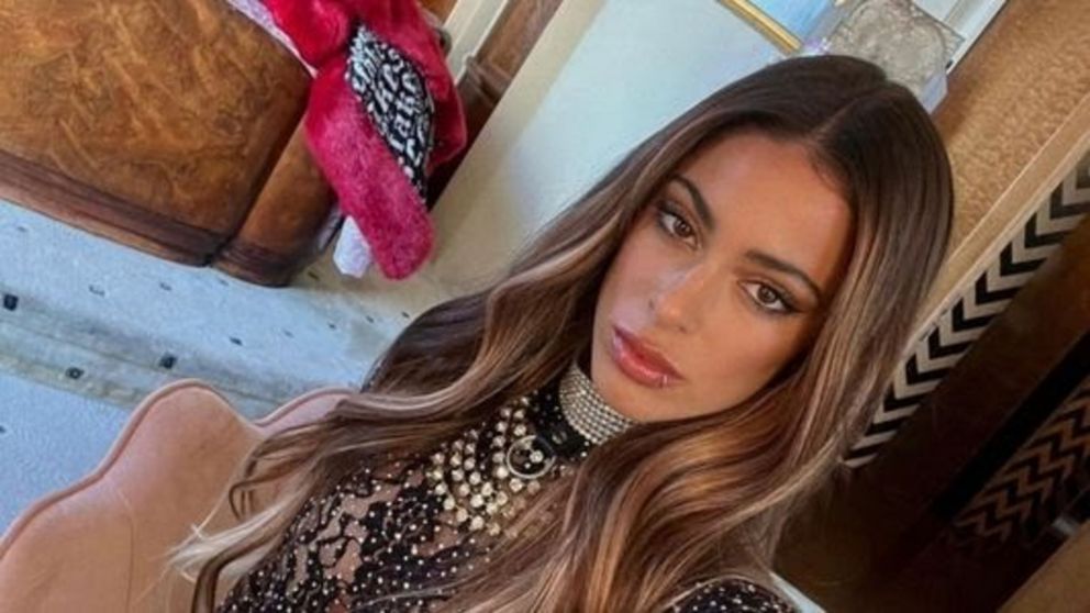 Tini Stoessel sorprendió un jugado look para una entrega de premios.