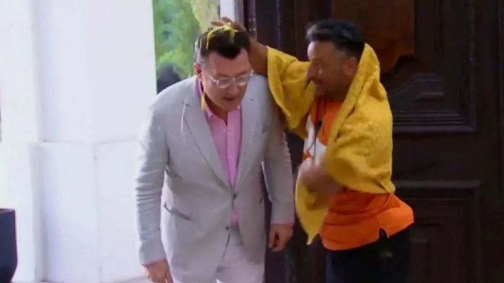 "El Hotel de los Famosos": Chanchi Estévez le tiró un huevazo y harina a Gabriel Oliveri.