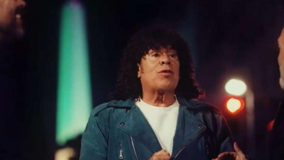 La Mona Jiménez celebró sus 55 años de trayectoria con un show gratuito en el obelisco de la Ciudad de Buenos Aires.