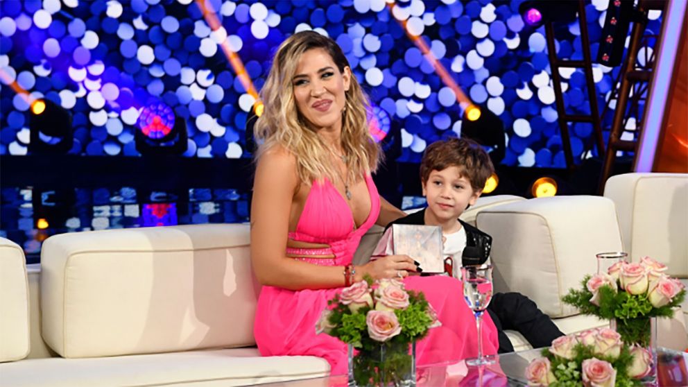 Jimena Barón junto a Morrison, su hijo.