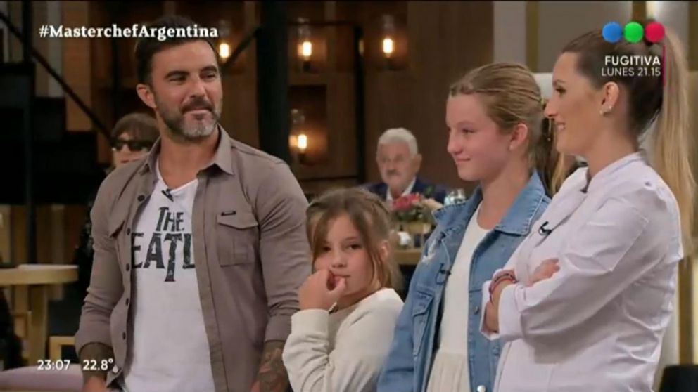 Fabi�n Cubero y las hijas de Nicole Neumann, presentes para apoyar a Mica Viciconte en la gran final de "MasterChef Celebrity 3".