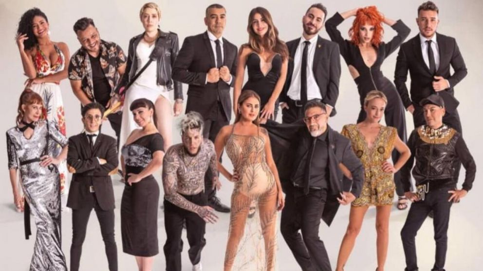 Una figura se retira de "El Hotel de los Famosos".