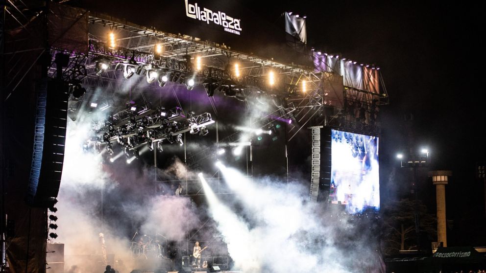 Insólito momento entre el cantante de IDLES y un empleado del Staff del Lollapalooza Argentina 2022.