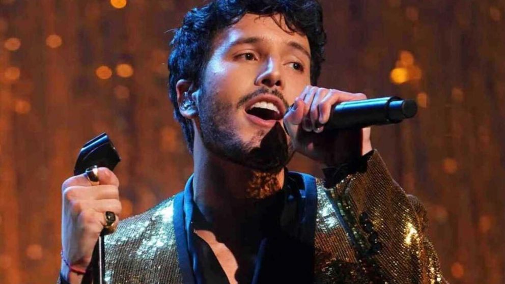 Sebasti�n Yatra cant� su �ltimo �xito en "The Tonight Show".