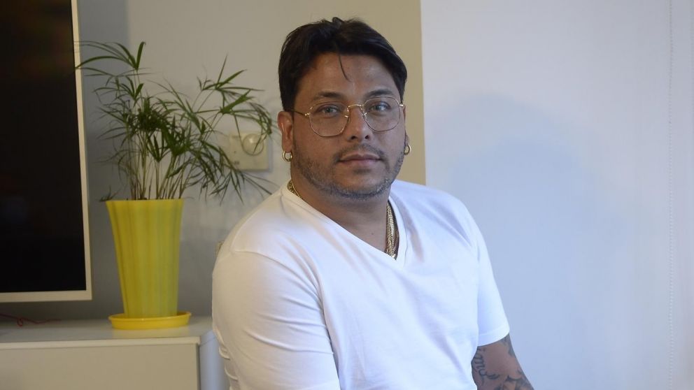 Uriel Lozano, �dolo de la cumbia santafesina, contra L-Gante. (Fernando P�rez Re/Diario Cr�nica)