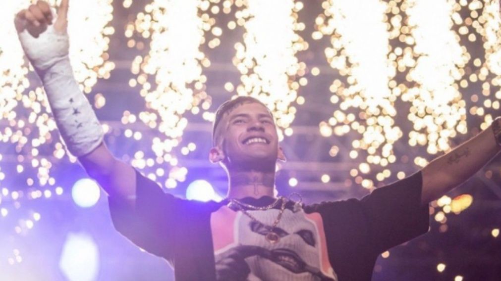 L-Gante acondicionó un colectivo para su "Gira Cumbia 420" y mostró el interior.