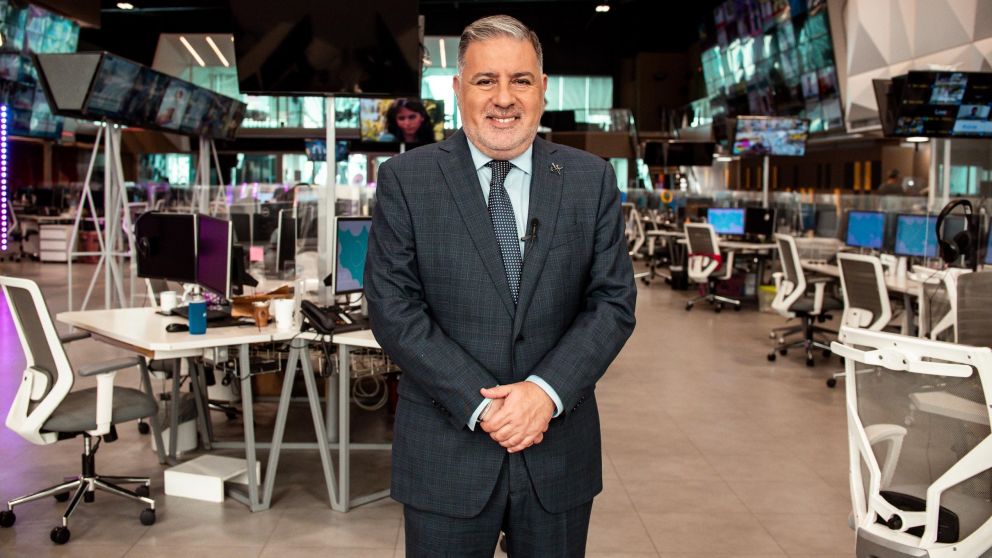 Fabián Doman vuelve a conducir pero sigue con un pie en Independiente.