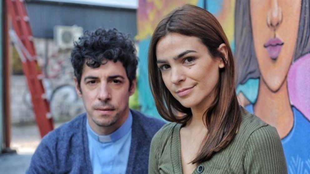 El Padre Lorenzo y Lola compartieron un momento de mucha pasión.