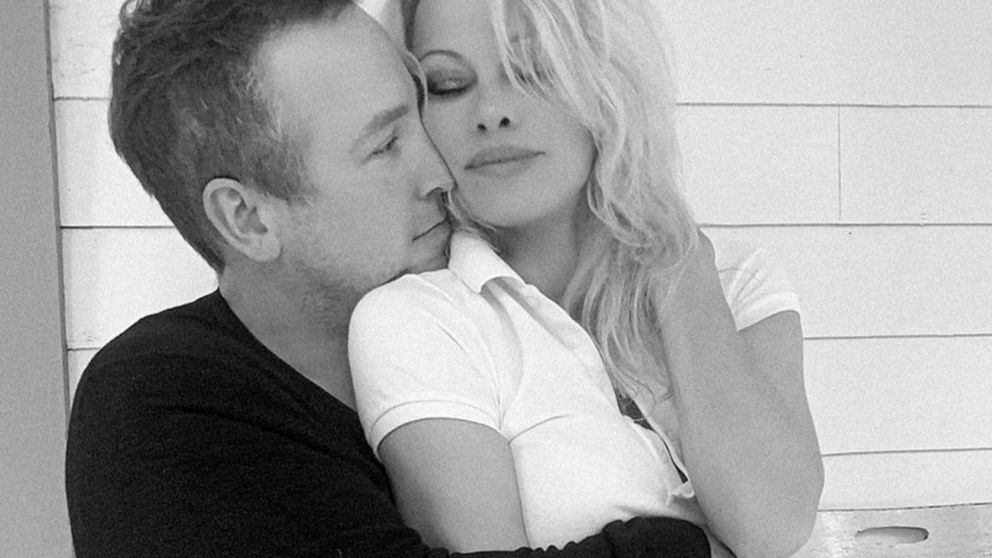 Pamela Anderson solicitó el divorcio de su quinto marido, Dan Hayhurst.