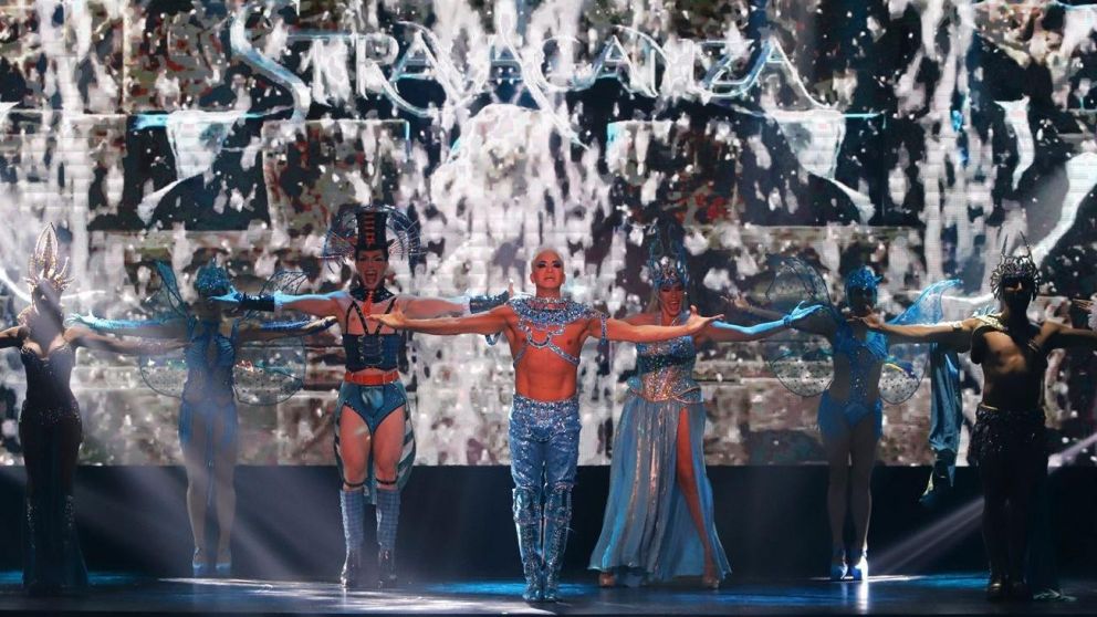 Flavio Mendoza celebra los 10 años de "Stravaganza" en la villa cordobesa.