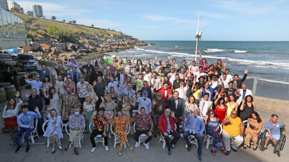 Todos los elencos posaron ante las cámaras en Playa Grande, Mar del Plata.