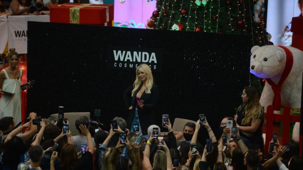 Wanda Nara convocó a miles de fanáticos al Alcorta Shopping para la apertura de su local.