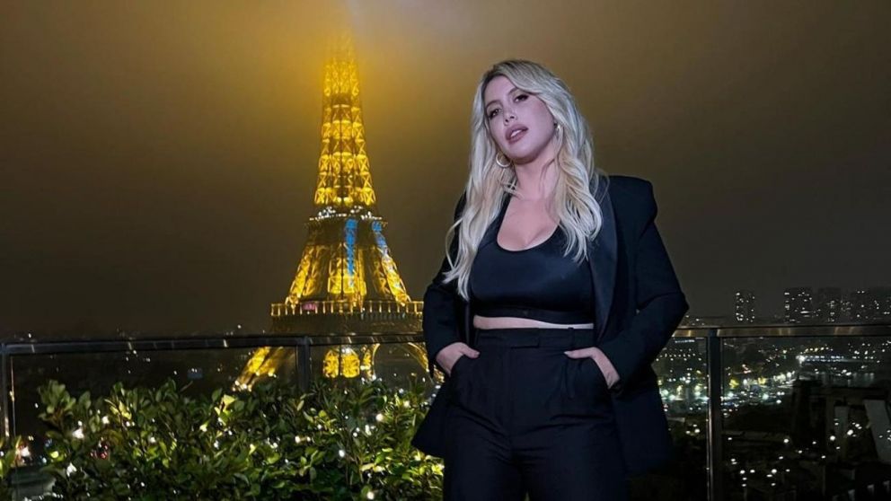 Wanda Nara modela en París una botas con un elevado precio.