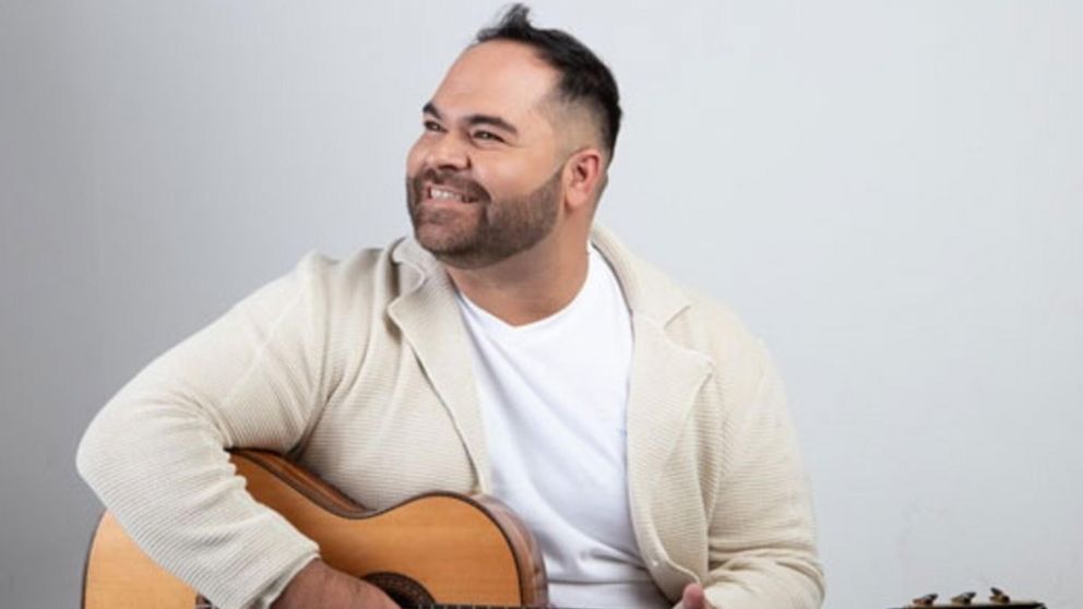 Juan Fuentes, tras dejar Los Huayra, presenta su disco solista.