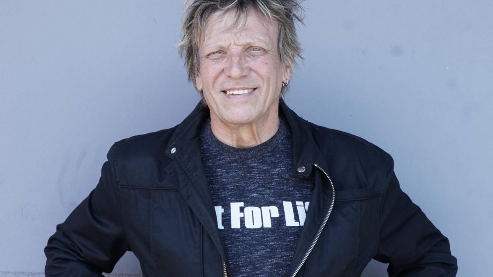 Michel Peyronel: "Hay que agitarla, sino perdemos por goleada contra el reggaetón y todo eso".