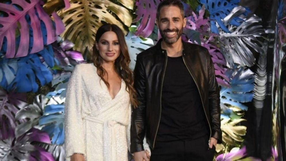 Gran momento del Pollo Álvarez y Tefi Russo en los Martín Fierro de Cable.