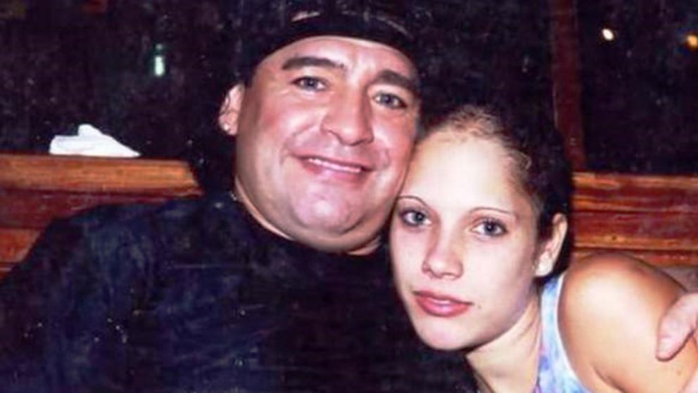 Una de las tantas fotos entre Mavys Álvarez y Diego Maradona que prueban su relación.