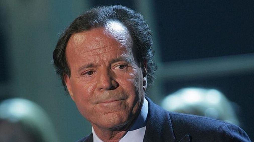 Julio Iglesias no goza de buena salud y tiene problemas para caminar.