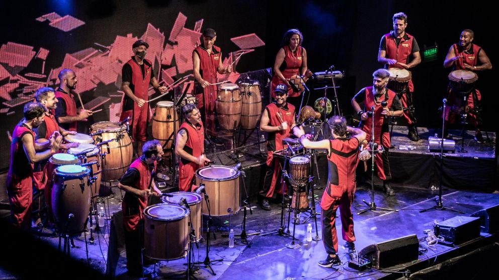 La Bomba de Tiempo, un grupo de percusión que genera una gran fiesta. (Gentilza Malu Campello).