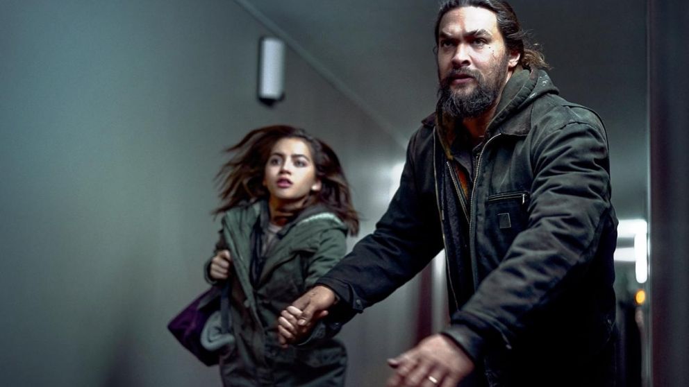 Junto a su hija, interpretada por Isabela Merced, deberán escapar casi toda la película.