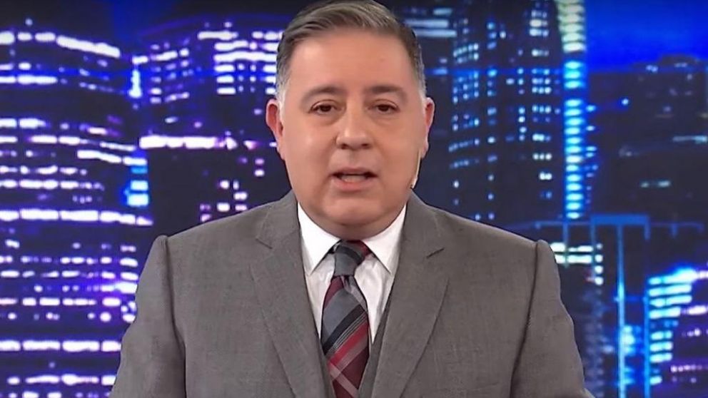 El periodista fue visto con otra mujer, su flamante pareja