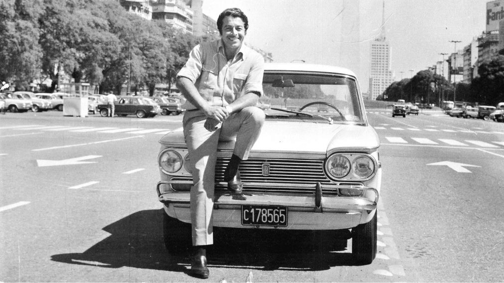 Una postal bien porteña del artista. (Foto: Archivo Crónica)