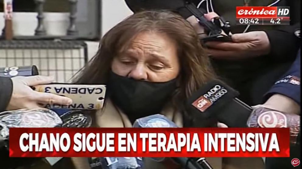  Marina Charpentier, la madre de Chano, habl� con la prensa desde las puertas del Sanatorio Otamendi (Cr�nica HD).