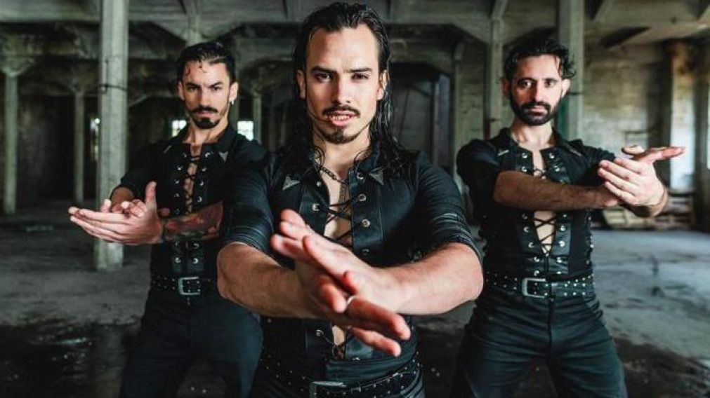 El director y bailar�n enfrent� los estereotipos del folklore y realiz� su grupo con su propio estilo,