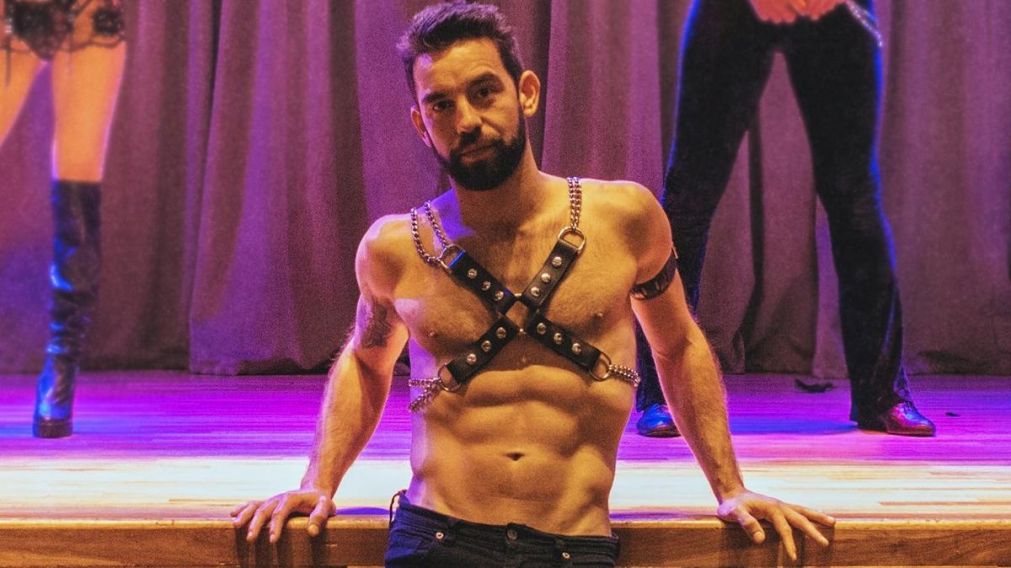 �El actor todav�a no logr� domar el baile del ca�o!