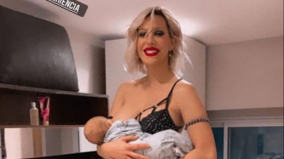 La inquieta madre debutó acompañada de su bebé.
