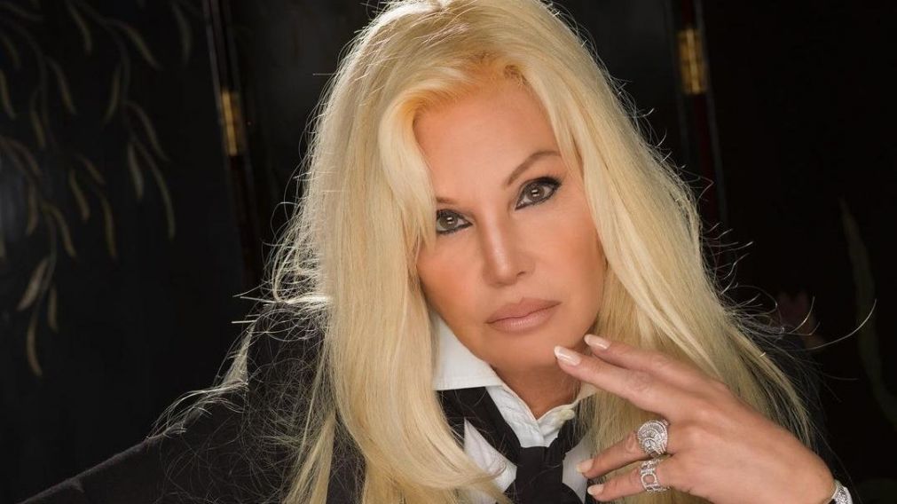 La diva se top� con una inesperada bienvenida al regresar a su hogar.