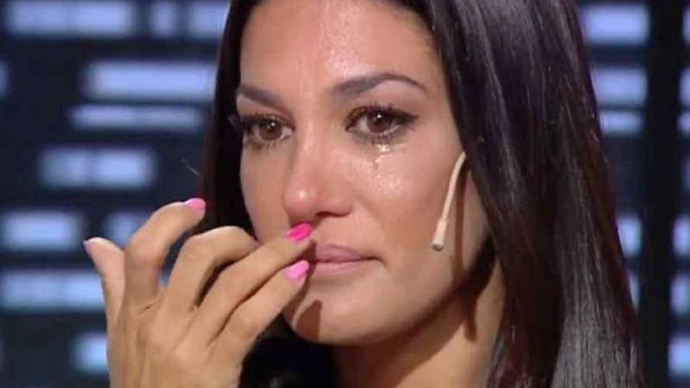 La modelo no pudo evitar el llanto ante las cámaras.