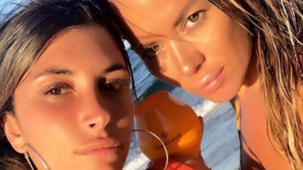 La modelo y su amiga sellaron su relación con un tatuaje.