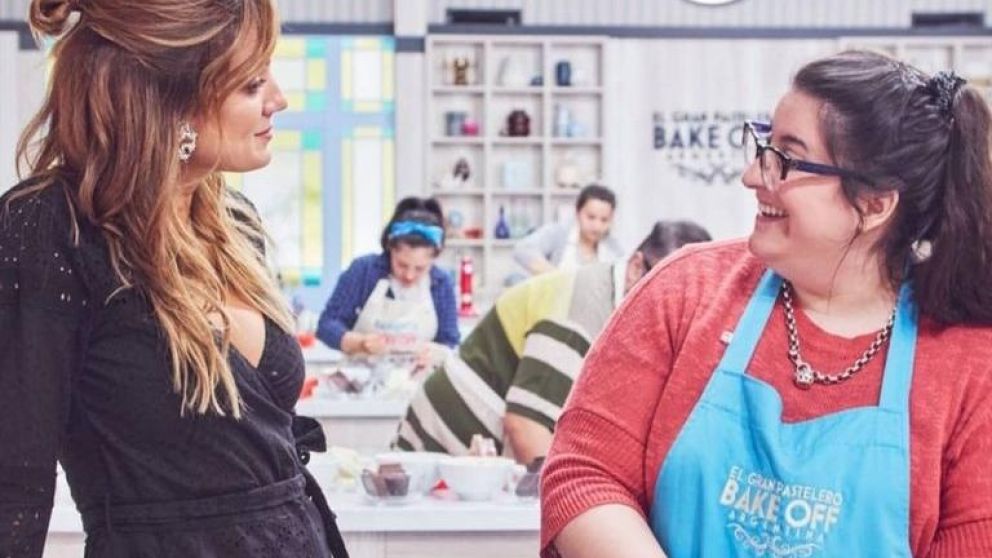 Consternada por la muerte de su compañera de "Bake off".