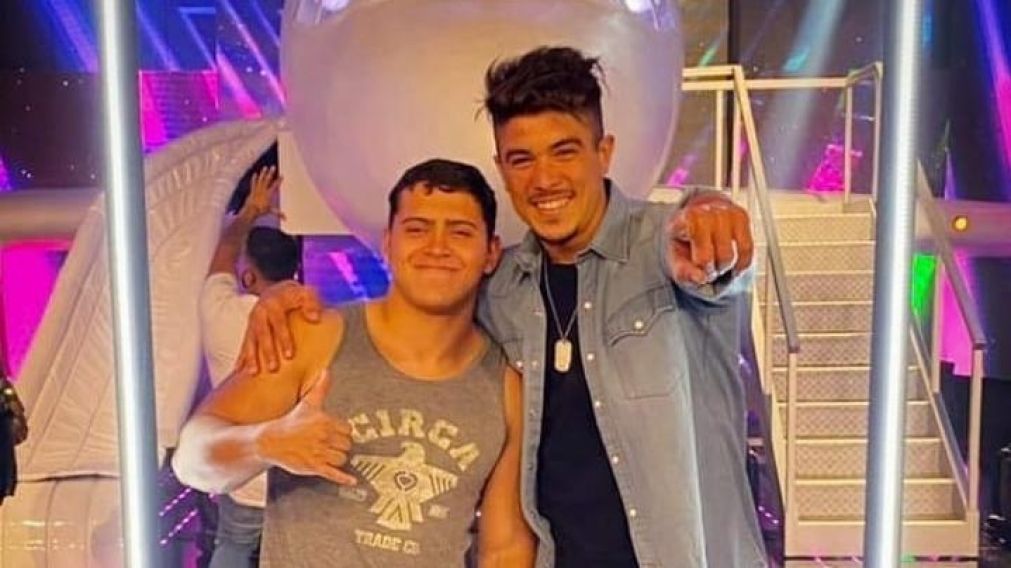 El carpintero y su compañero, preocupados por las nuevas reglas de las dominadas en "Bienvenidos a bordo"