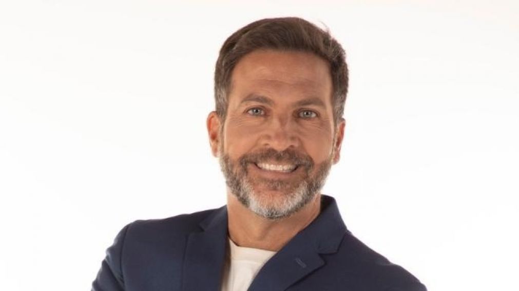 El periodista conduce "El show del fútbol", por América.