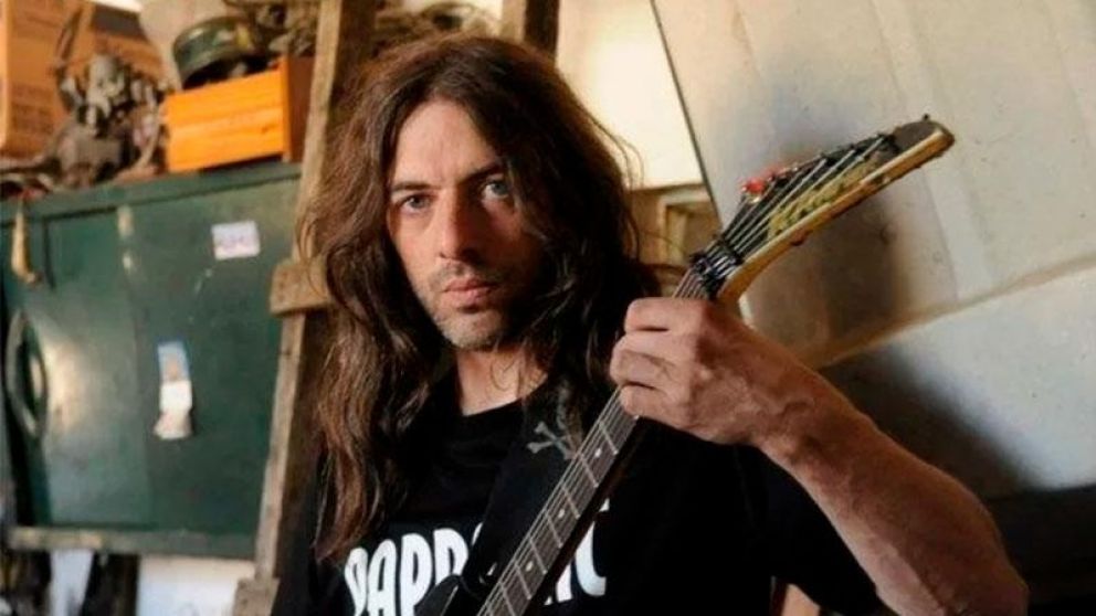 El guitarrista seguirá detenido.