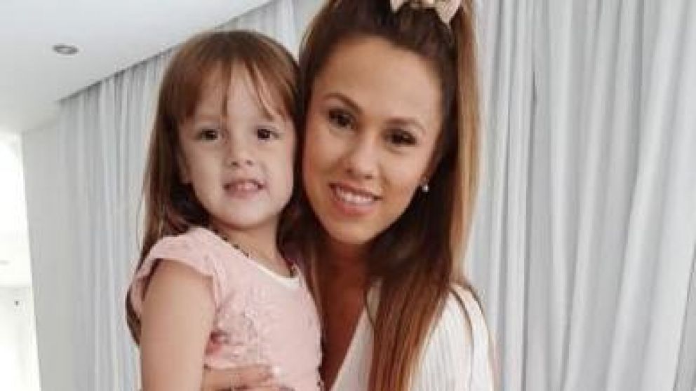 La emotiva despedida de Barby Silenzi con su hija.