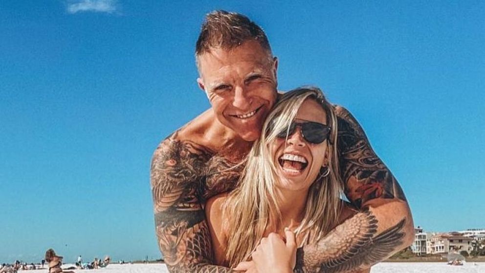 El conductor, feliz con su pareja.