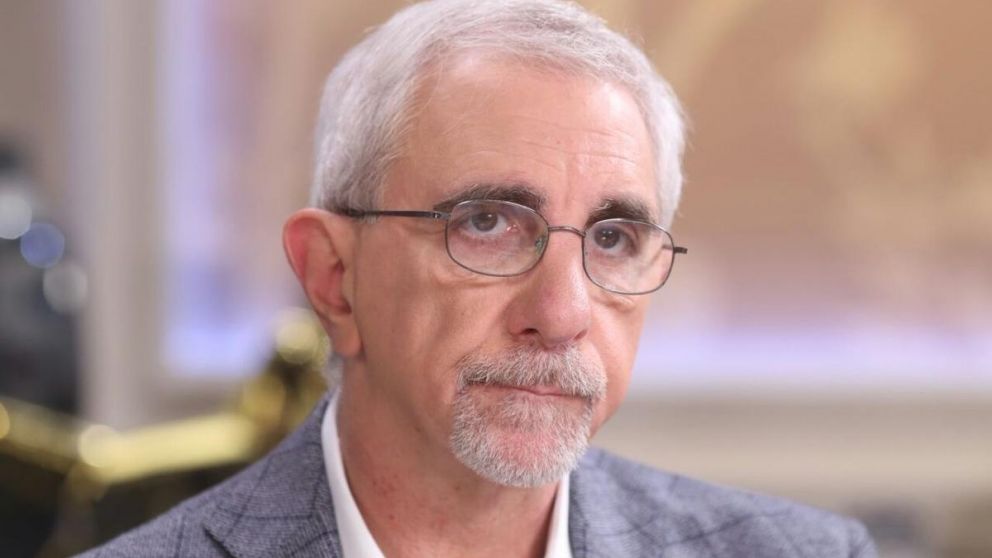 El periodista no llegó a vacunarse contra el coronavirus.