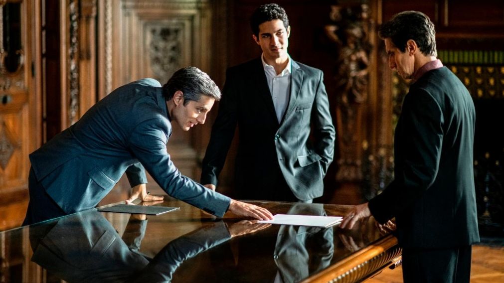 Furriel, Darín y Peretti en "El Reino", una apuesta fuerte.