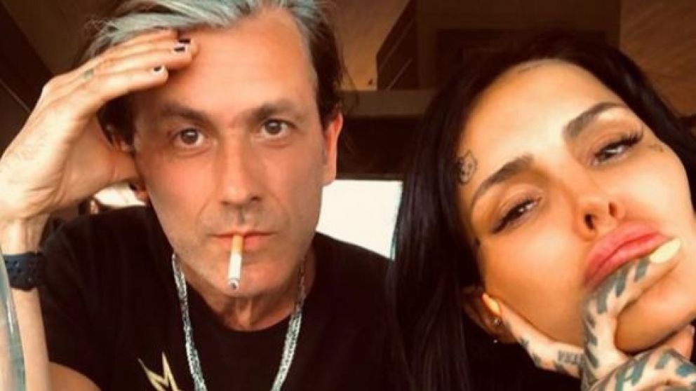 La joven y el músico harán el aislamiento juntos.