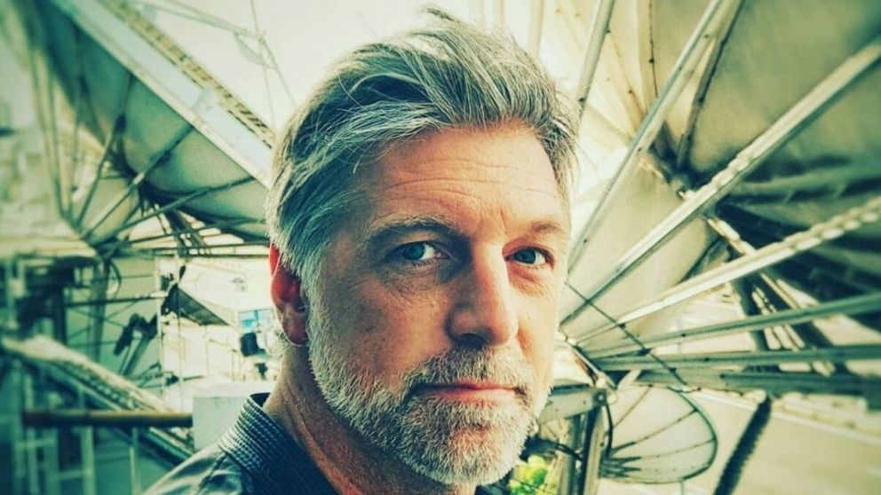 El periodista arremetió contra un usuario que aseguró que se encuentra entubado y en coma.