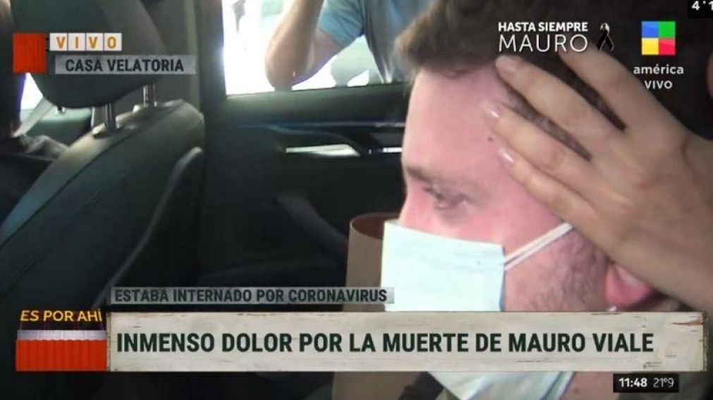 Jonatan, devastado en el velatorio de su padre.
