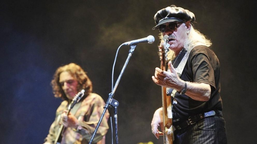 En primer plano, Quiroga, y más atrás Soulé sobre el escenario.