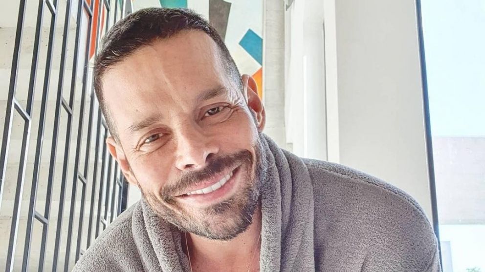 El asesor de moda se realizará dos hisopados para descartar su contagio.