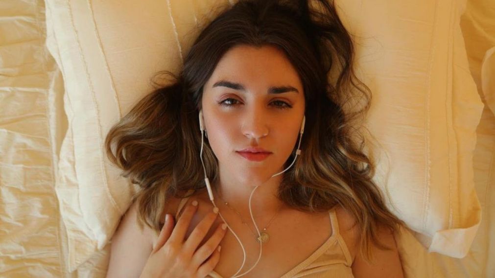 July Abril lanz� "Es el momento". 